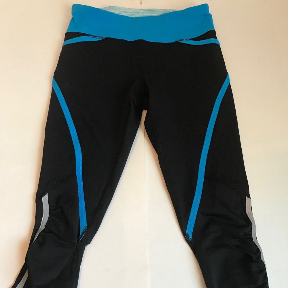 Lululemon Cropped Black & Blue Leggings W/ Back Zip Pocket Size 2